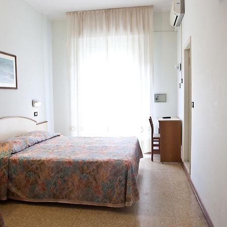 Hotel Latini Rimini Bagian luar foto
