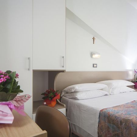 Hotel Latini Rimini Bagian luar foto