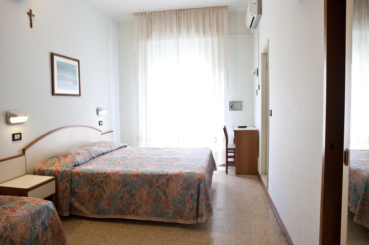 Hotel Latini Rimini Bagian luar foto
