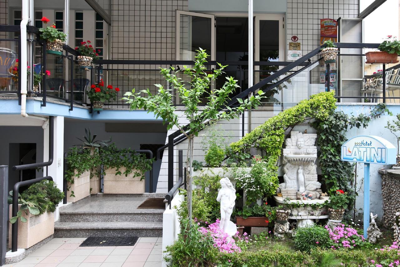 Hotel Latini Rimini Bagian luar foto