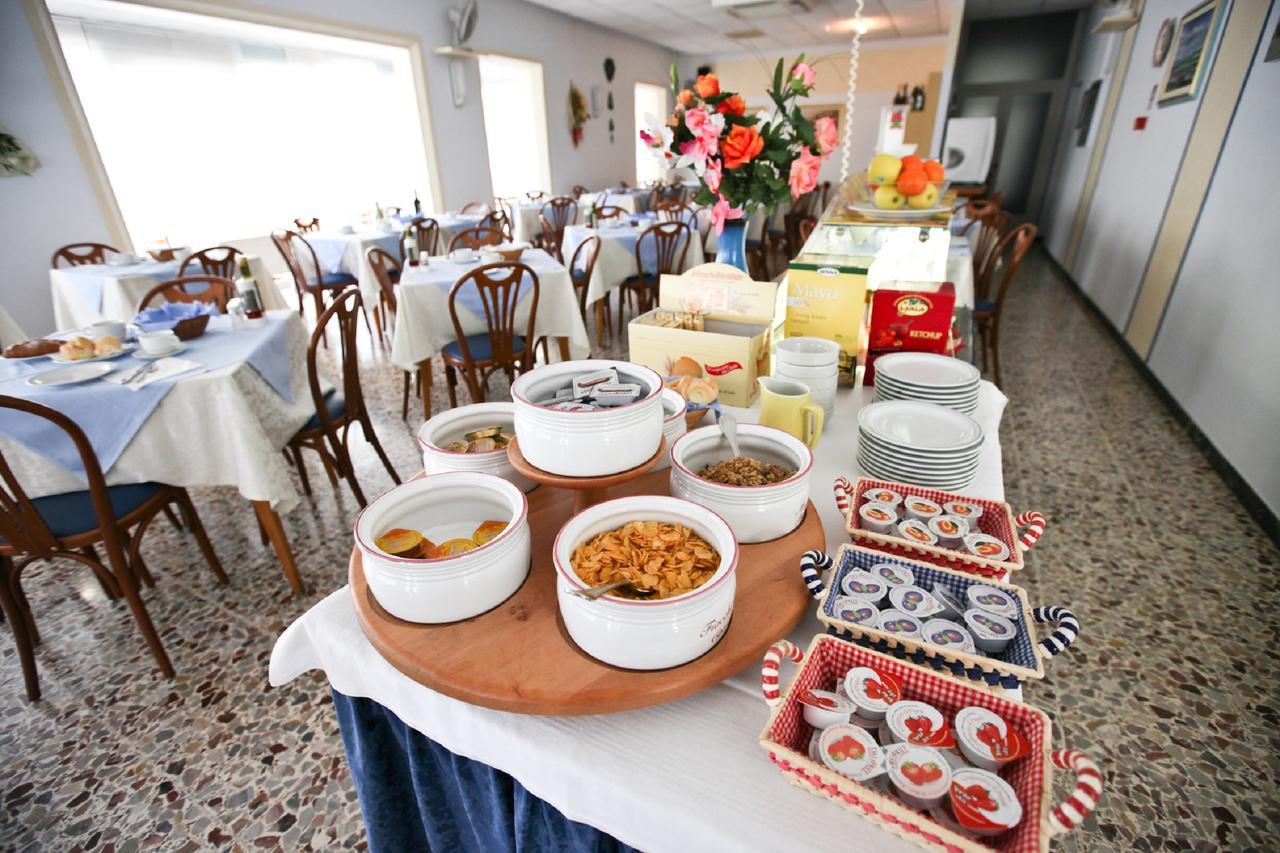 Hotel Latini Rimini Bagian luar foto