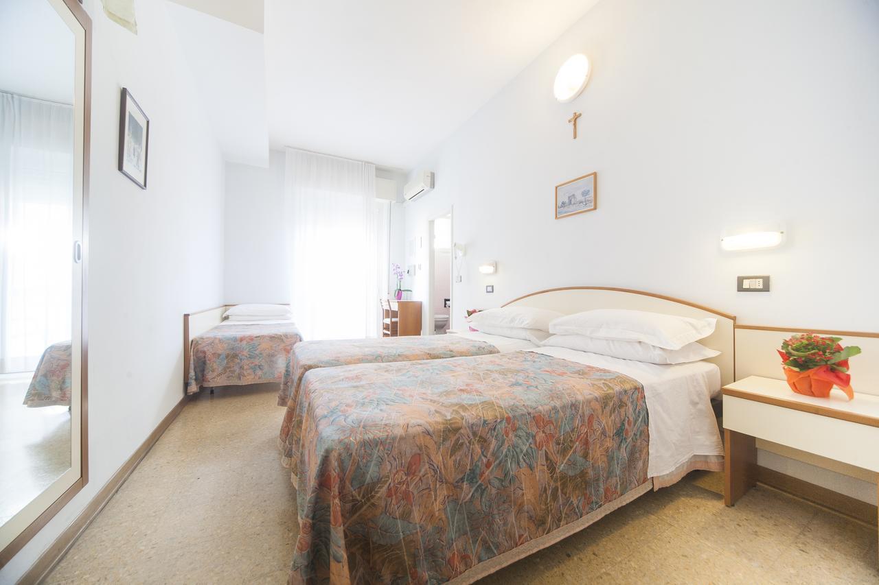 Hotel Latini Rimini Bagian luar foto