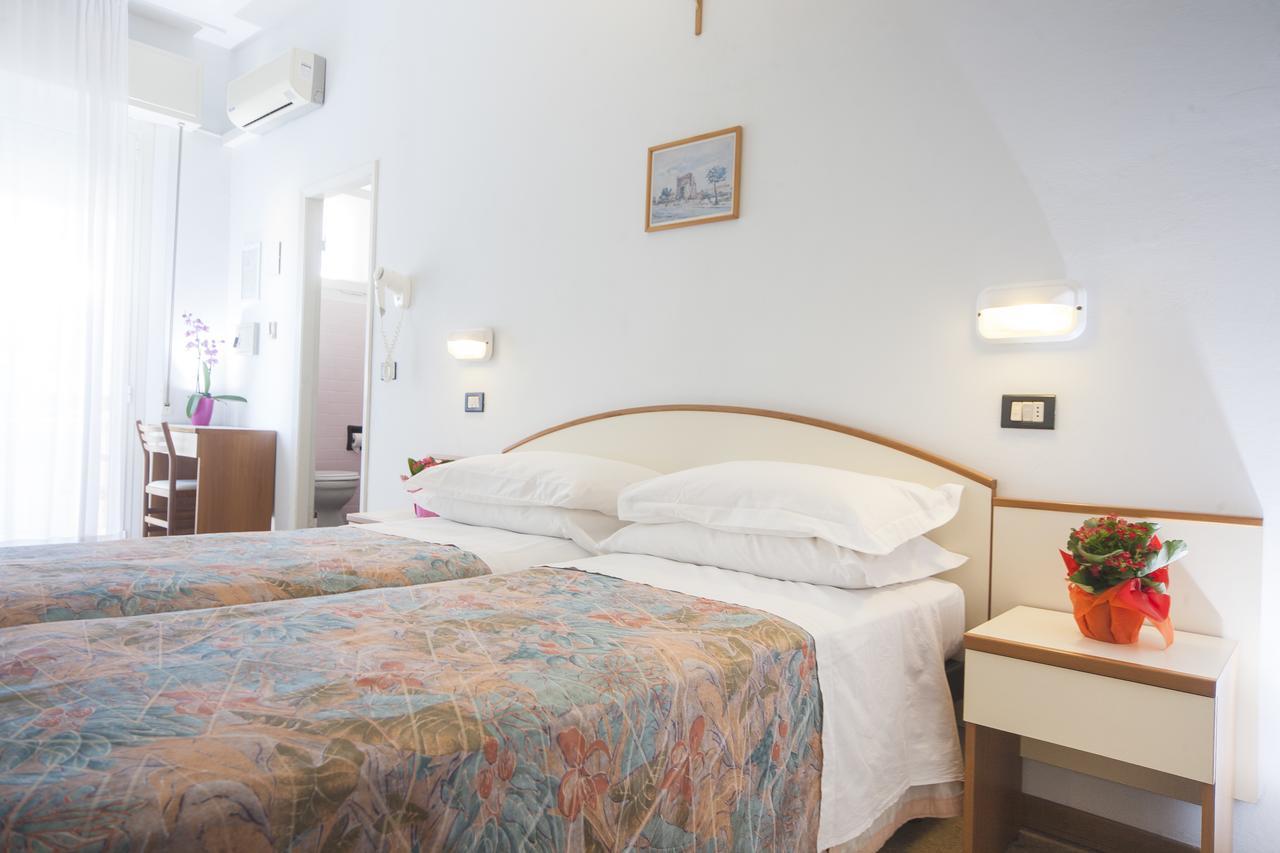Hotel Latini Rimini Bagian luar foto