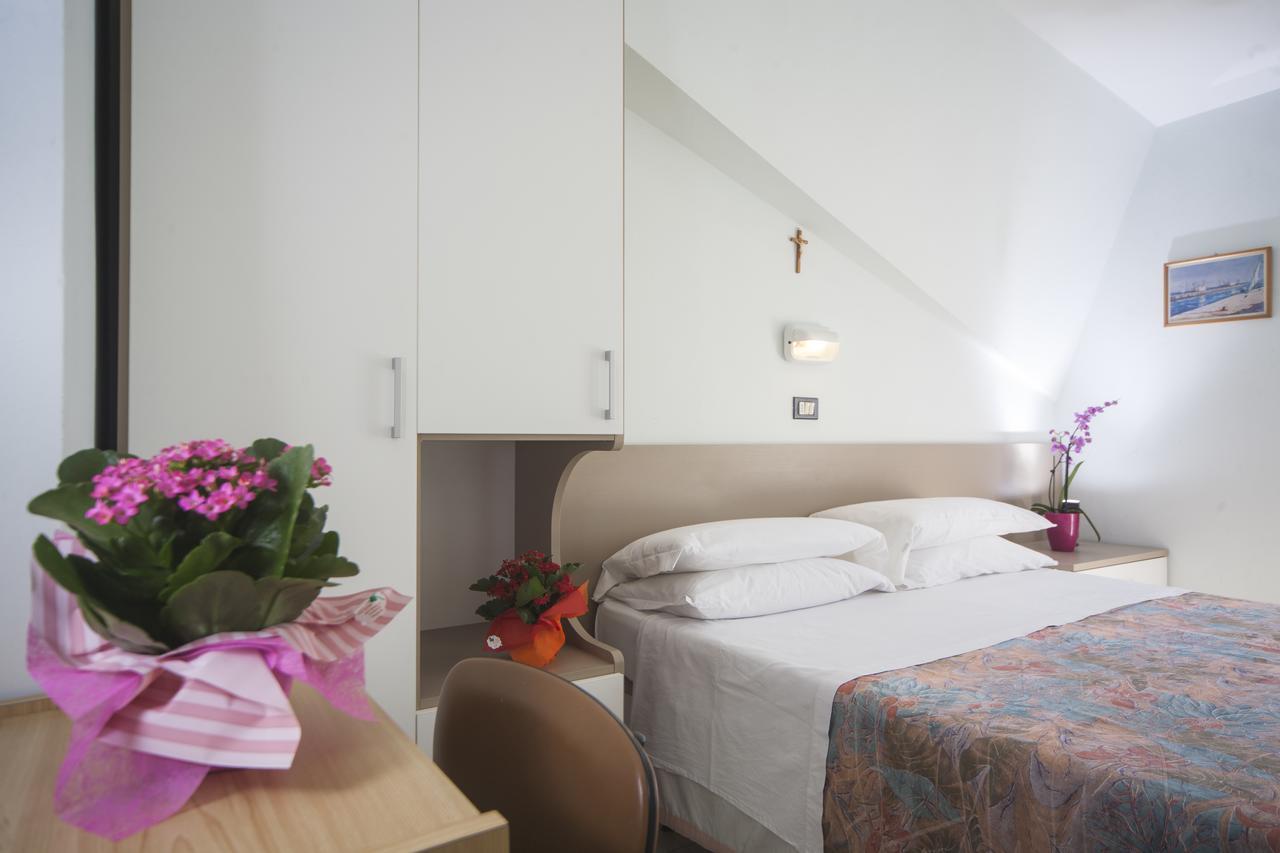 Hotel Latini Rimini Bagian luar foto