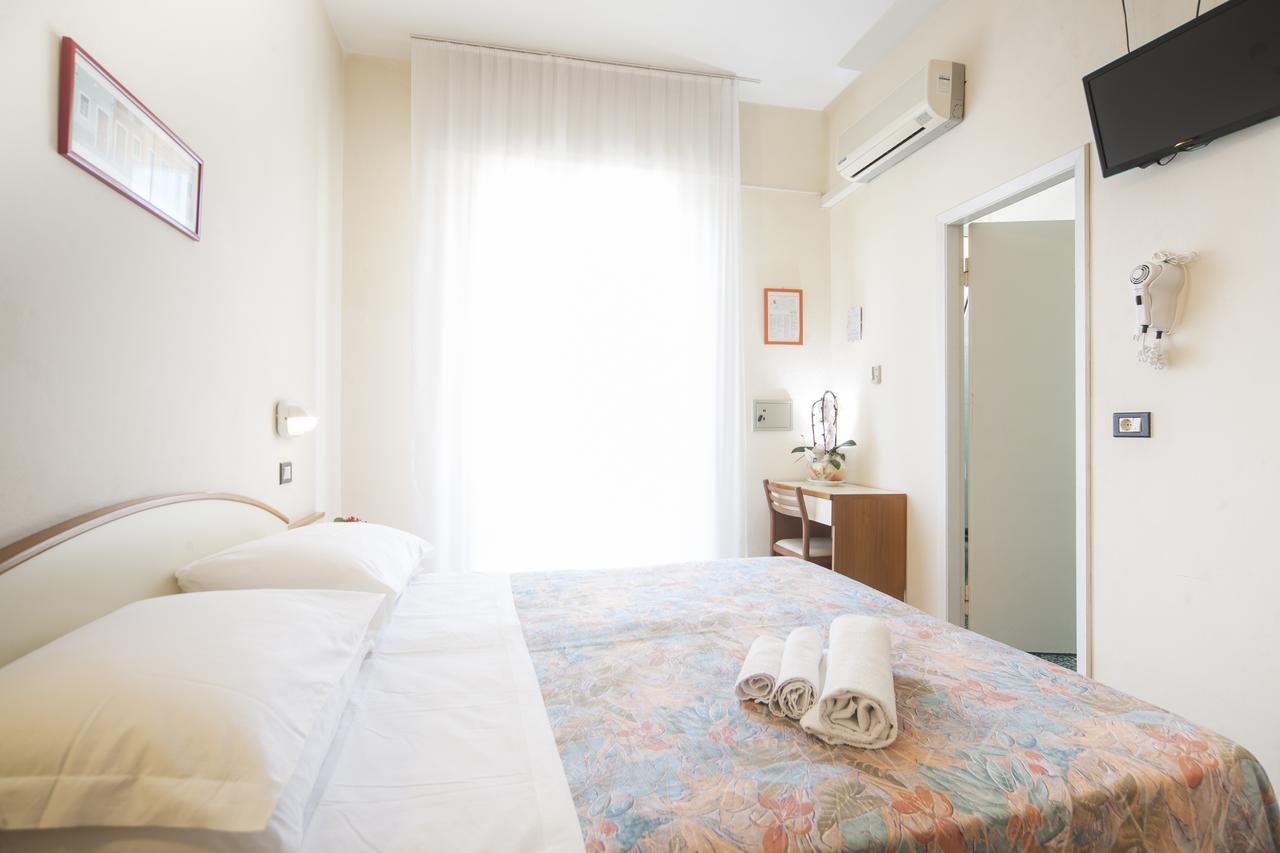 Hotel Latini Rimini Bagian luar foto