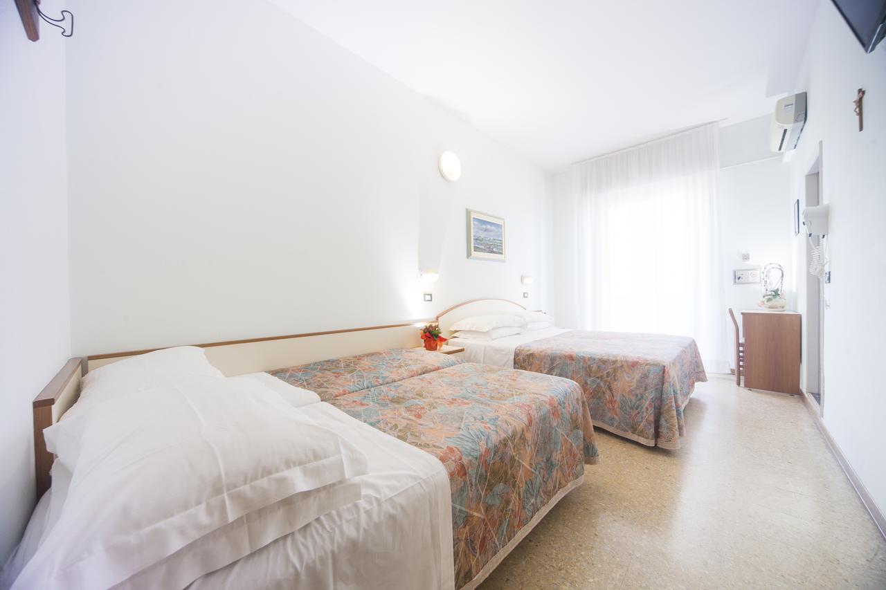 Hotel Latini Rimini Bagian luar foto