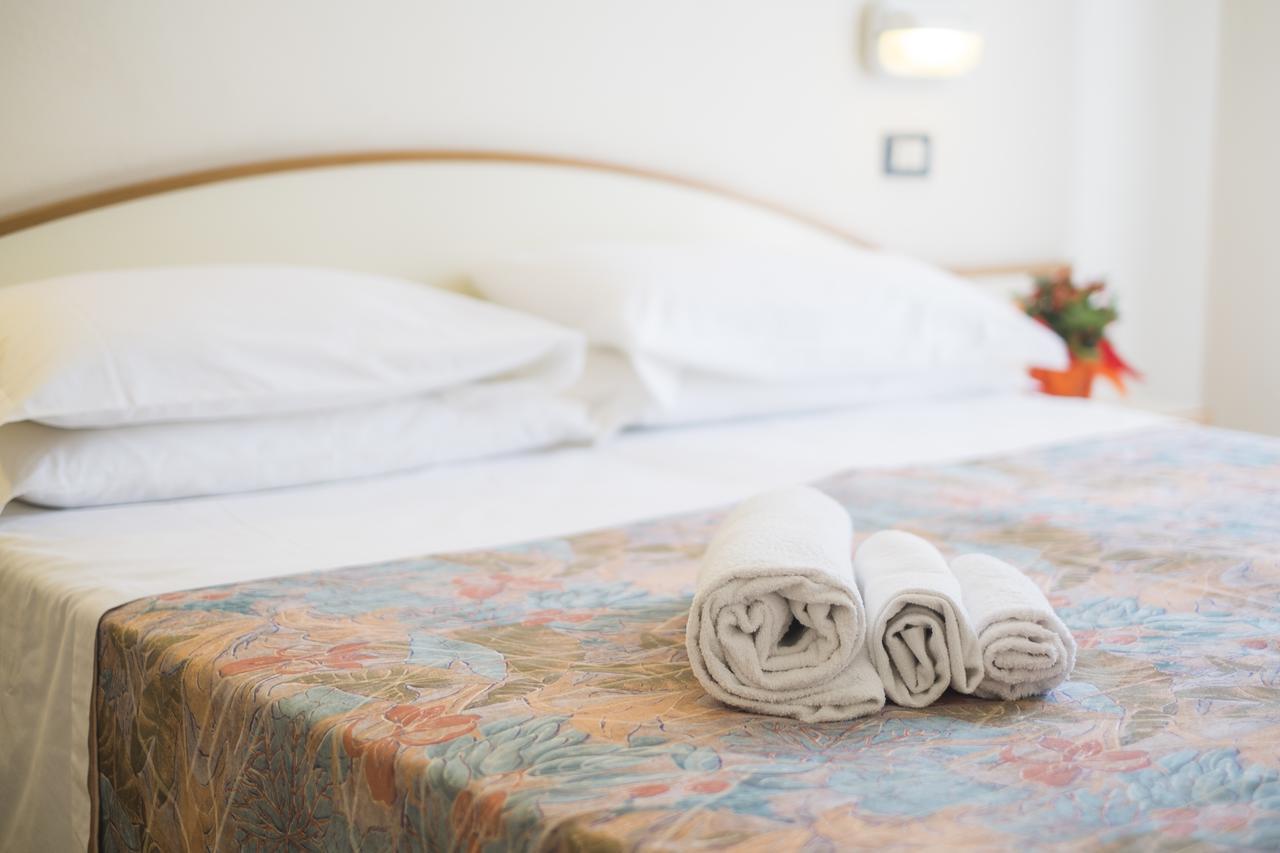 Hotel Latini Rimini Bagian luar foto