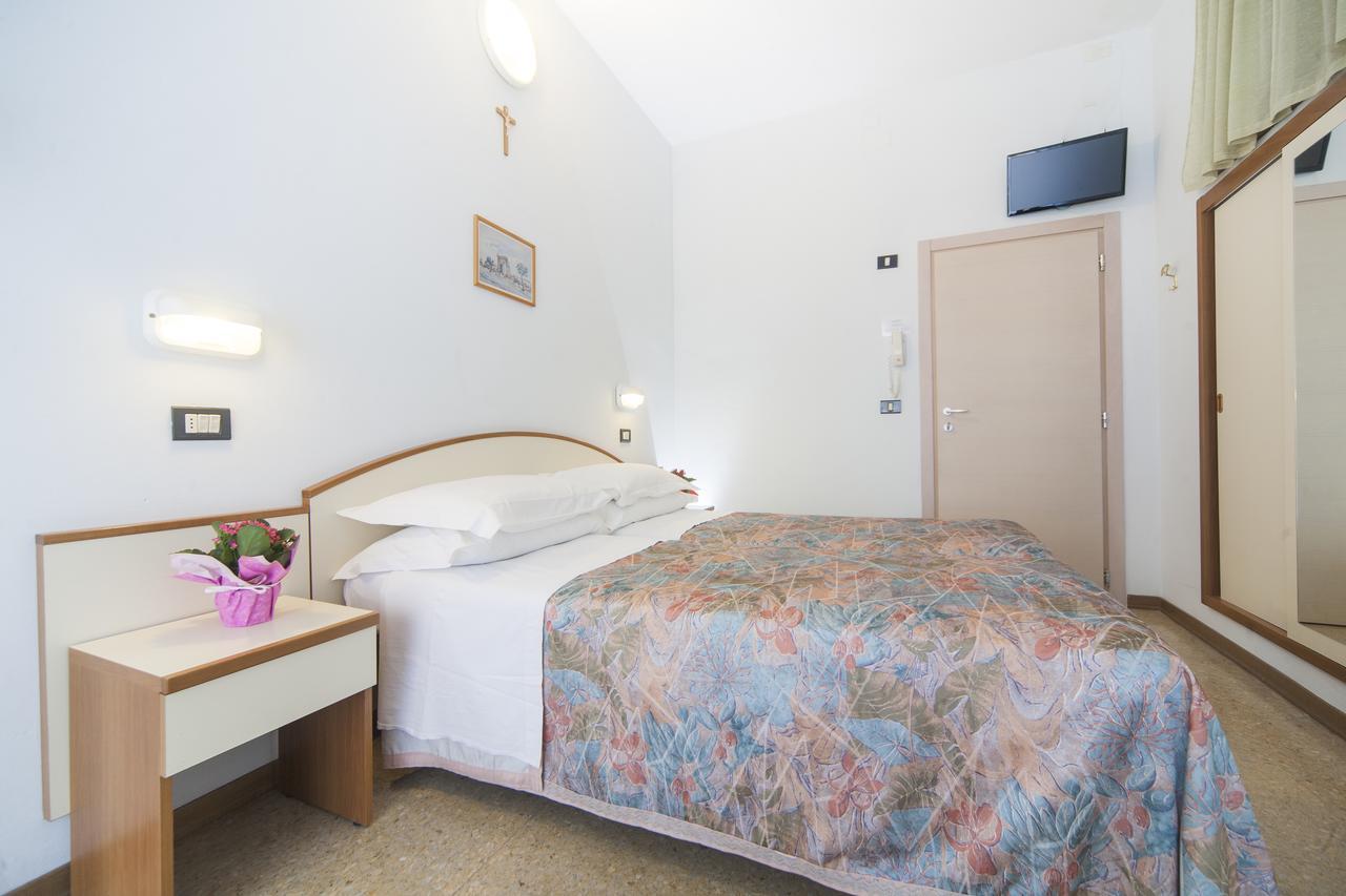 Hotel Latini Rimini Bagian luar foto